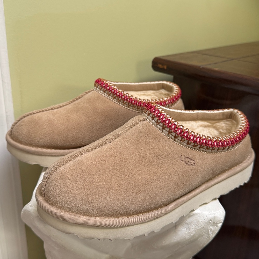 UGG TAZZ Beige Slippers with Red Accent - Picture 3 of 7
